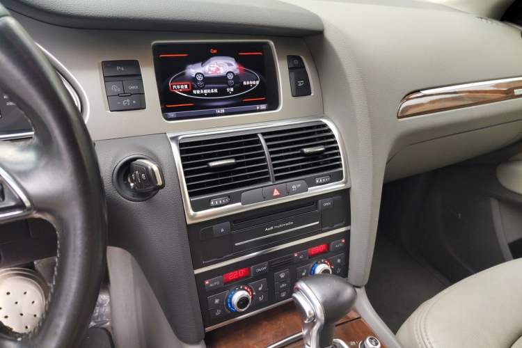 Used Audi Q7 2011 3.0 TFSI Technology Model (245kW) Audio And AC Panel