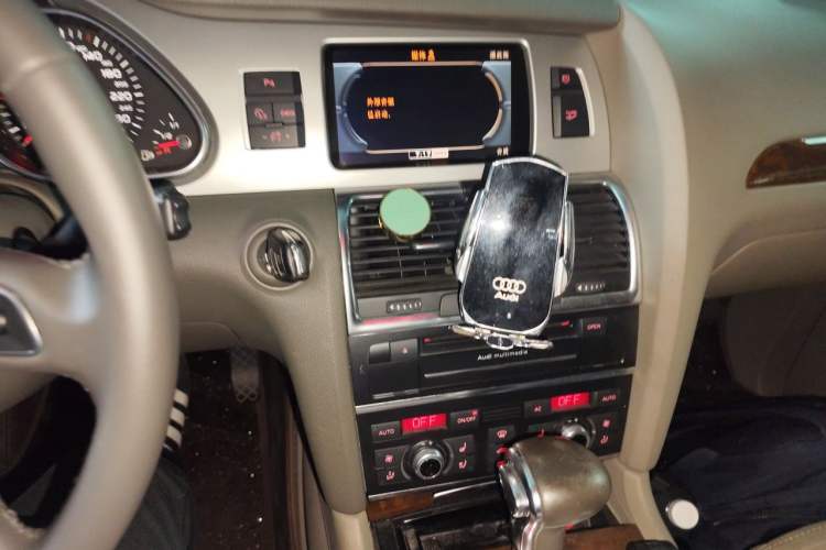 Used Audi Q7 2011 3.0 TFSI Technology (200kW) Audio And AC Panel