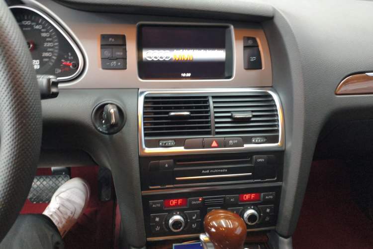 Used Audi Q7  Audio And AC Panel