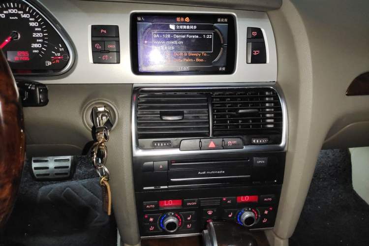 Used Audi Q7 2011 3.0 TFSI Technology (200kW) Audio And AC Panel