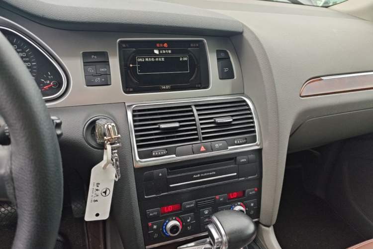 Used Audi Q7 2011 3.0 TFSI Ambition (200kW) Audio And AC Panel