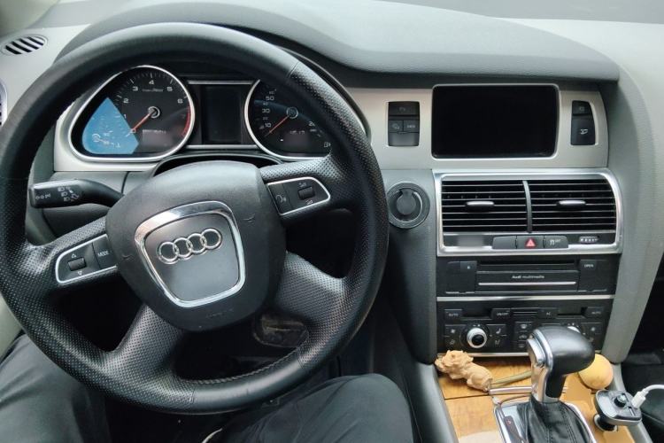 Used Audi Q7 2011 3.0 TFSI Ambition (200kW) Center Console