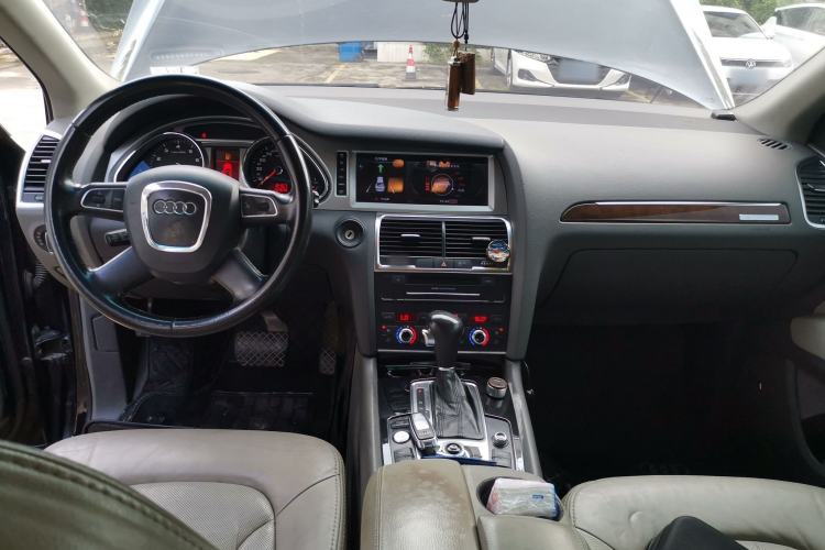 Used Audi Q7 2011 3.0 TFSI Comfort Model (245kW) Center Console