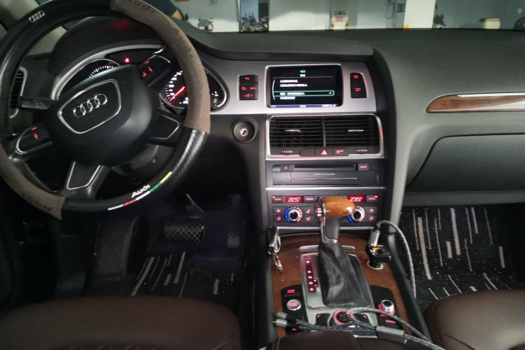 Used Audi Q7 2011 3.0 TFSI Comfort (200kW) Center Console