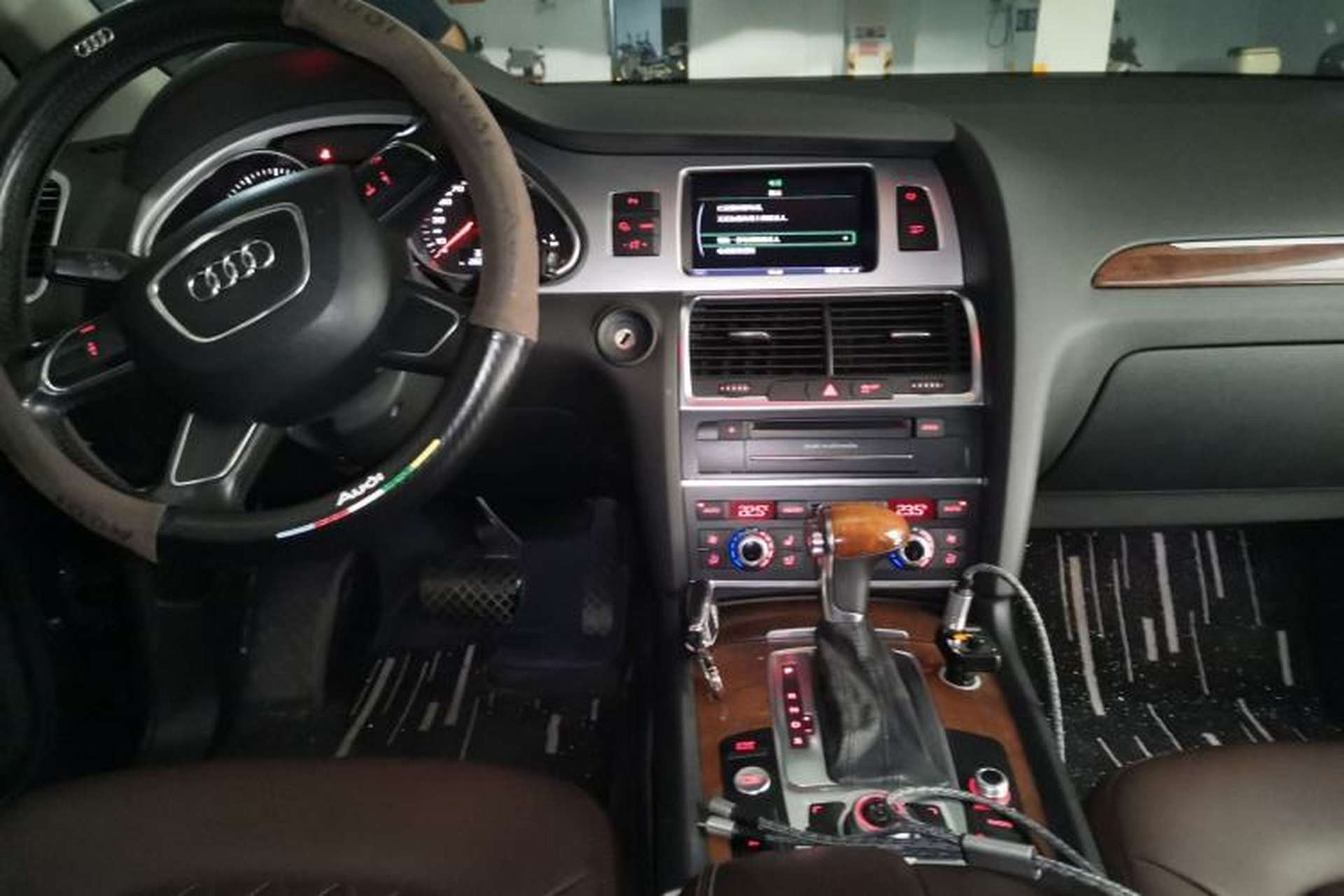 Used Audi Q7 2011 3.0 TFSI Comfort (200kW) Center Console