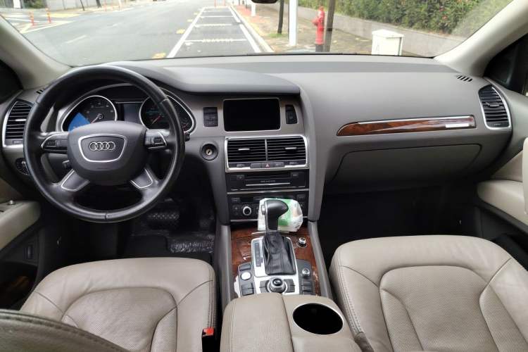 Used Audi Q7 2011 3.0 TFSI Technology Model (245kW) Center Console