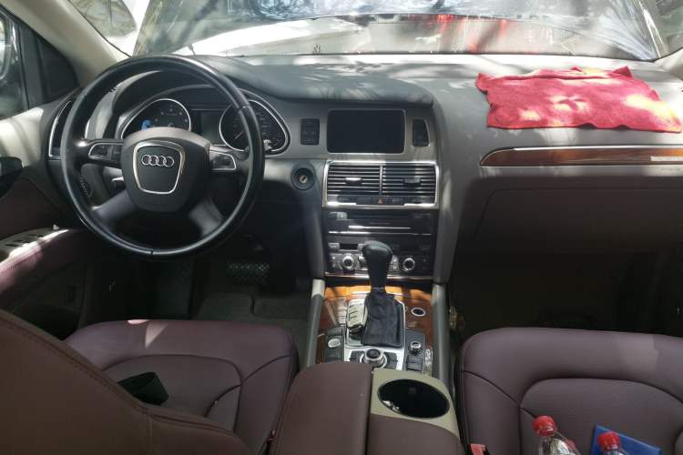 Used Audi Q7 2011 3.0 TFSI Ambition (200kW) Center Console