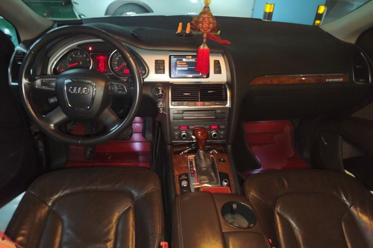 Used Audi Q7  Center Console
