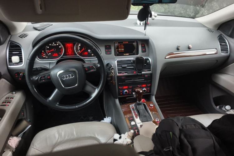 Used Audi Q7 2011 3.0 TFSI Comfort (200kW) Center Console