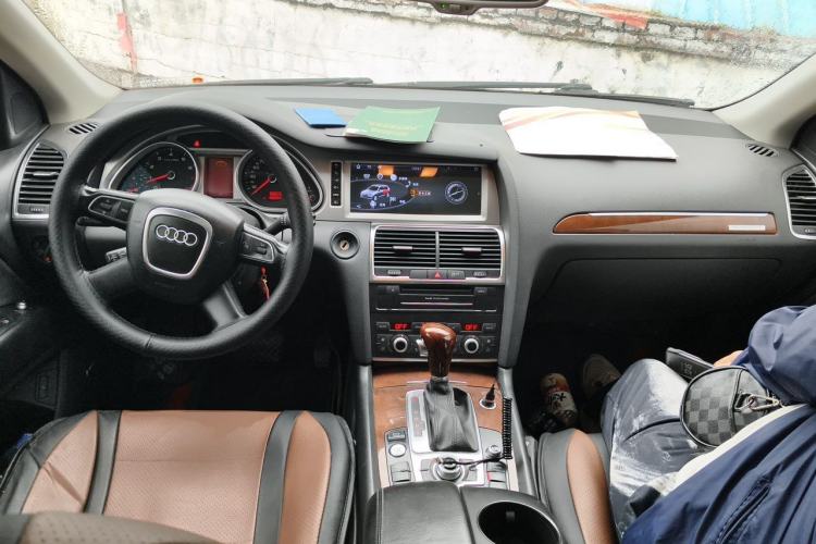 Used Audi Q7 2011 3.0 TFSI Comfort (200kW) Center Console