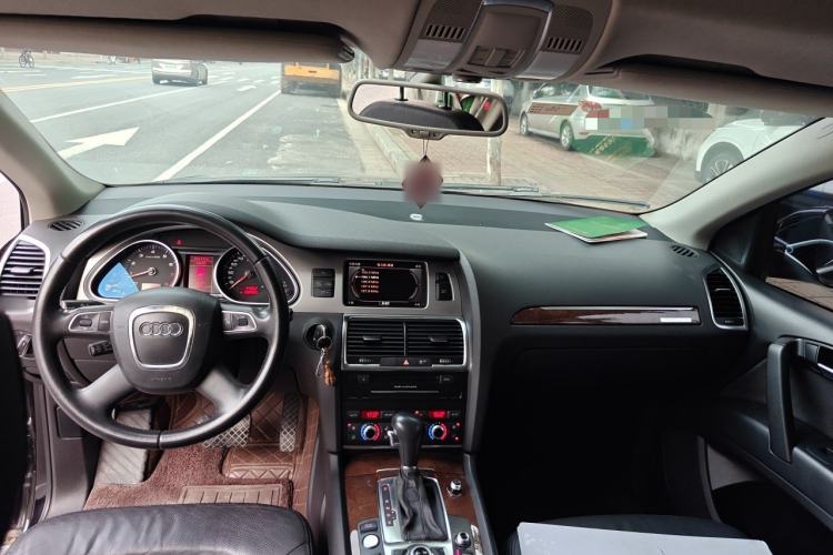 Used Audi Q7 2011 3.0 TFSI Ambition (200kW) Center Console
