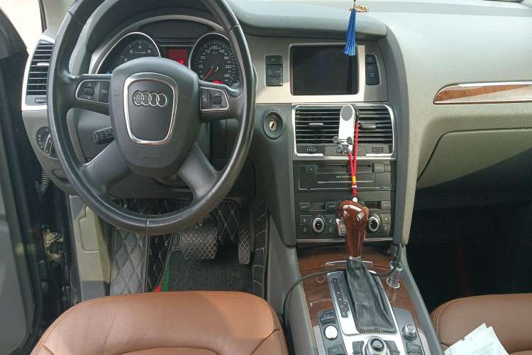 Used Audi Q7 2011 3.0 TFSI Comfort (200kW) Center Console