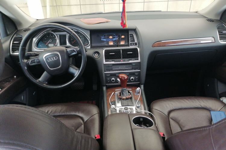 Used Audi Q7  Center Console