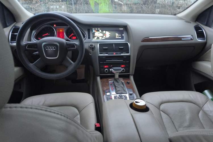 Used Audi Q7 2011 3.0 TFSI Ambition (200kW) Center Console