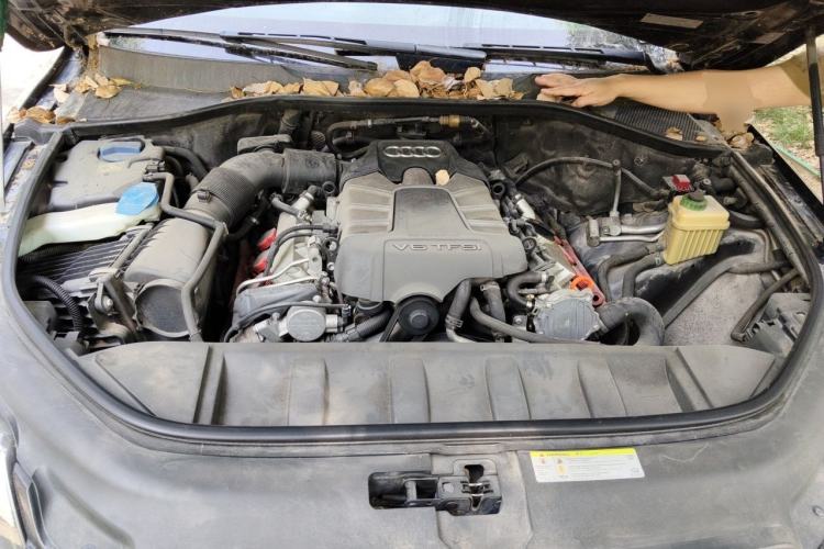 Used Audi Q7 2011 3.0 TFSI Technology (200kW) Engine Bay