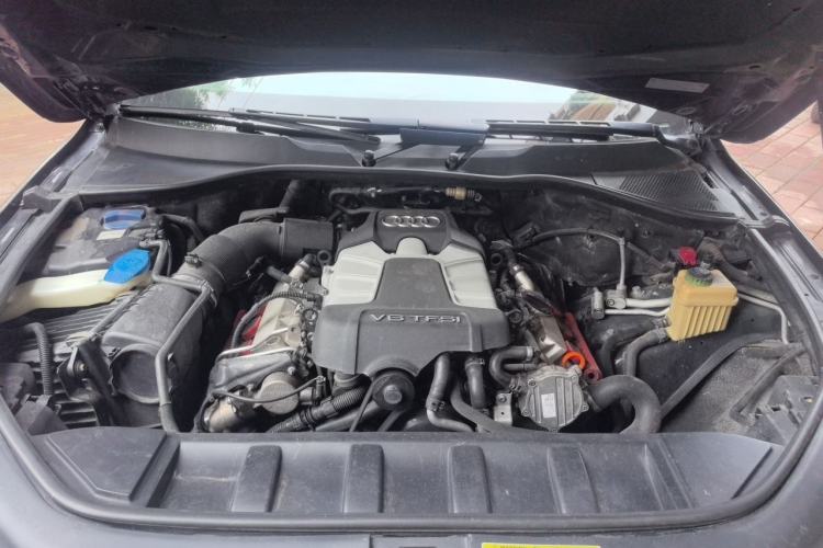 Used Audi Q7 2011 3.0 TFSI Technology (200kW) Engine Bay