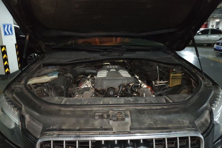 Used Audi Q7 2011 3.0 TFSI Technology (200kW) Engine Bay