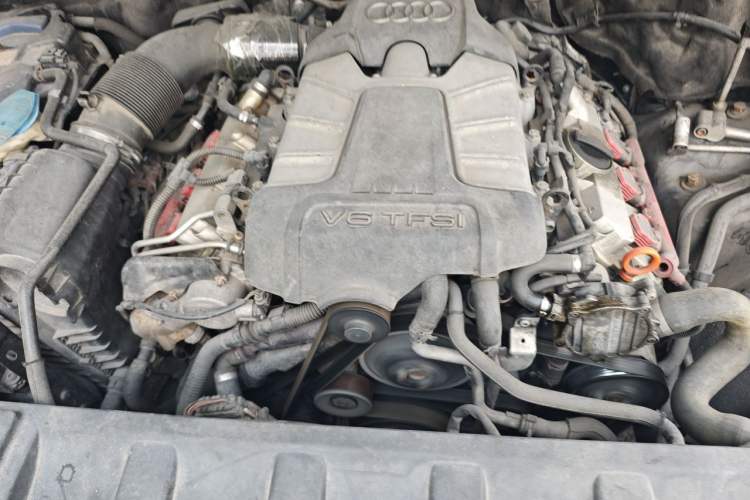 Used Audi Q7 2011 3.0 TFSI Technology (200kW) Engine Bay