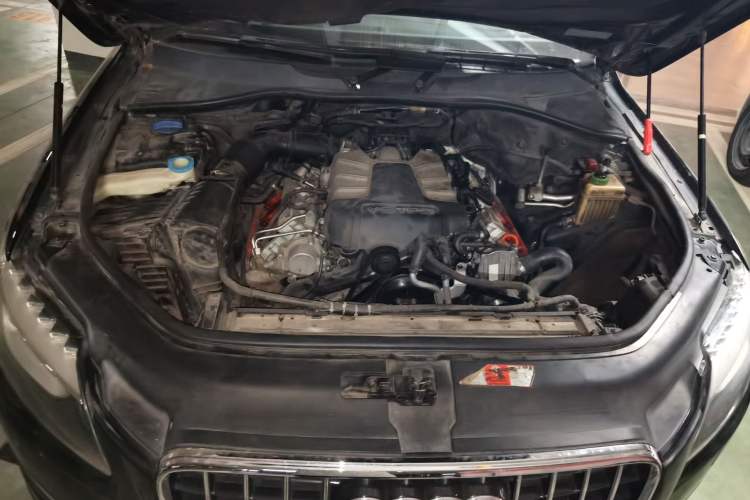 Used Audi Q7 2011 3.0 TFSI Technology (200kW) Engine Bay