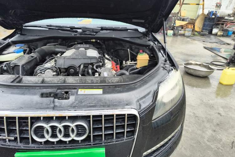 Used Audi Q7 2011 3.0 TFSI Ambition (200kW) Engine Bay Left