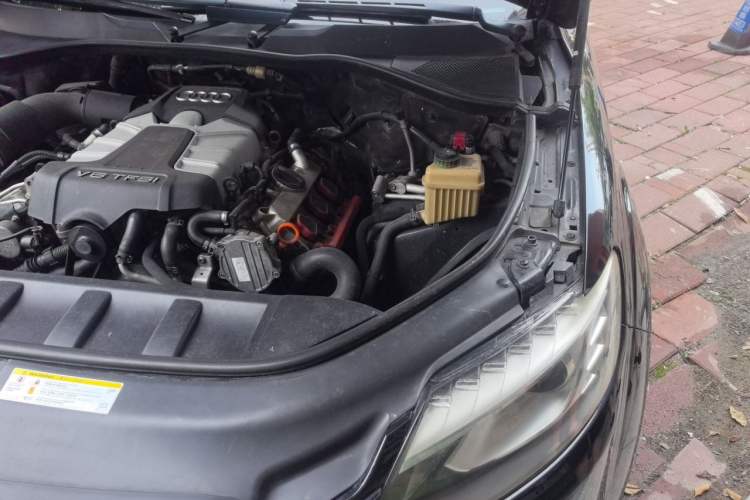 Used Audi Q7 2011 3.0 TFSI Technology (200kW) Engine Bay Left