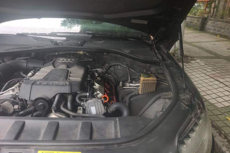 Used Audi Q7 2011 3.0 TFSI Comfort (200kW) Engine Bay Left