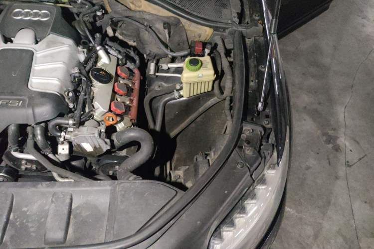 Used Audi Q7 2011 3.0 TFSI Comfort (200kW) Engine Bay Left