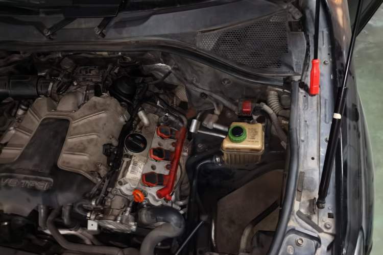 Used Audi Q7 2011 3.0 TFSI Technology (200kW) Engine Bay Left