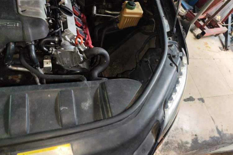 Used Audi Q7 2011 3.0 TFSI Technology (200kW) Engine Bay Left