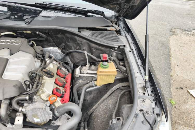 Used Audi Q7 2011 3.0 TFSI Comfort (200kW) Engine Bay Left