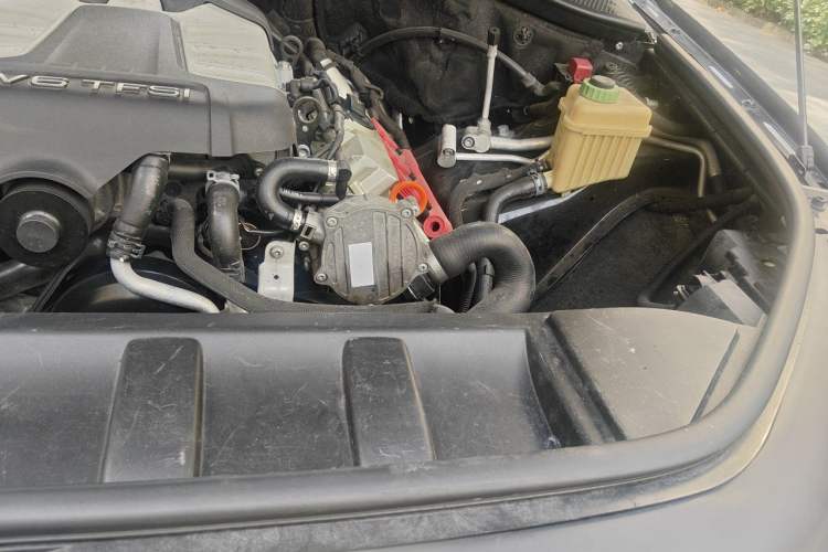 Used Audi Q7 2011 3.0 TFSI Technology (200kW) Engine Bay Left