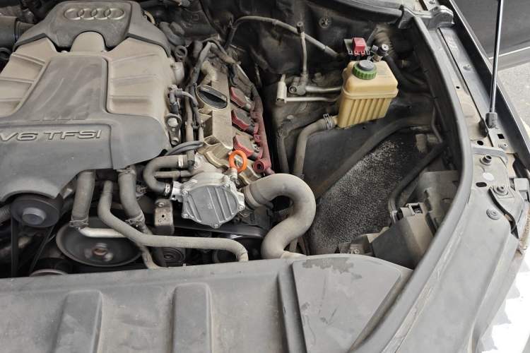 Used Audi Q7 2011 3.0 TFSI Ambition (200kW) Engine Bay Left