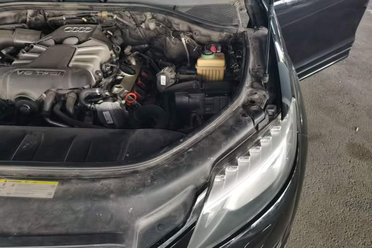 Used Audi Q7 2011 3.0 TFSI Comfort Model (245kW) Engine Bay Left