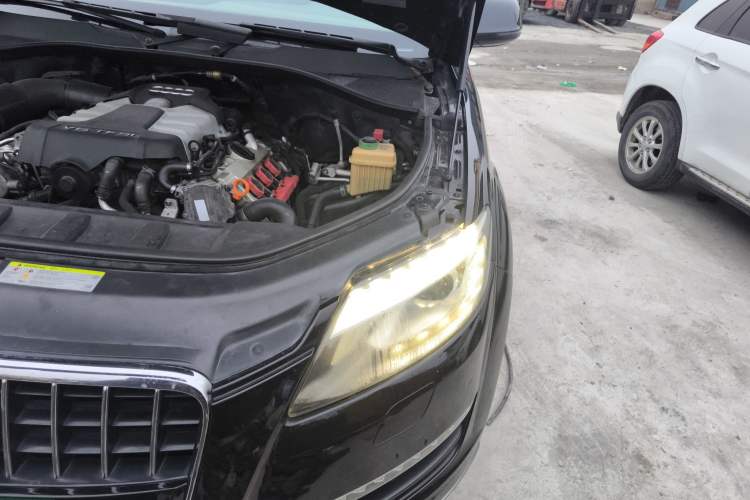 Used Audi Q7 2011 3.0 TFSI Ambition (200kW) Engine Bay Left