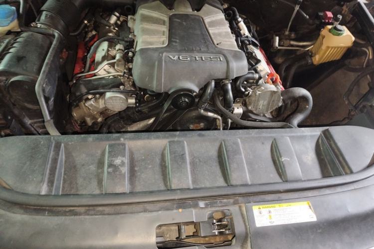 Used Audi Q7 2011 3.0 TFSI Technology (200kW) Engine Bay