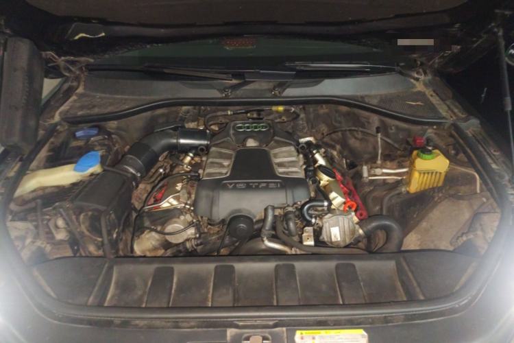 Used Audi Q7  Engine Bay