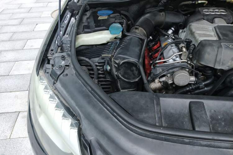 Used Audi Q7 2011 3.0 TFSI Comfort (200kW) Engine Bay Right
