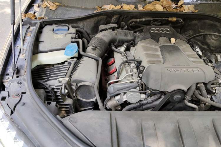 Used Audi Q7 2011 3.0 TFSI Technology (200kW) Engine Bay Right