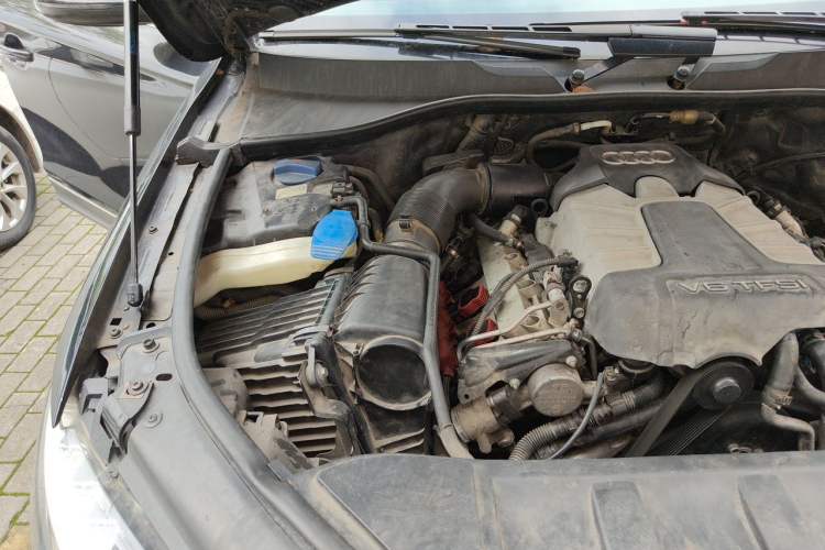 Used Audi Q7 2011 3.0 TFSI Ambition (200kW) Engine Bay Right