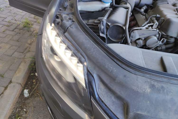 Used Audi Q7 2011 3.0 TFSI Comfort (200kW) Engine Bay Right