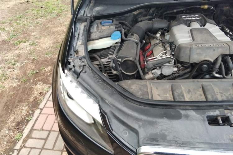 Used Audi Q7 2011 3.0 TFSI Comfort (200kW) Engine Bay Right