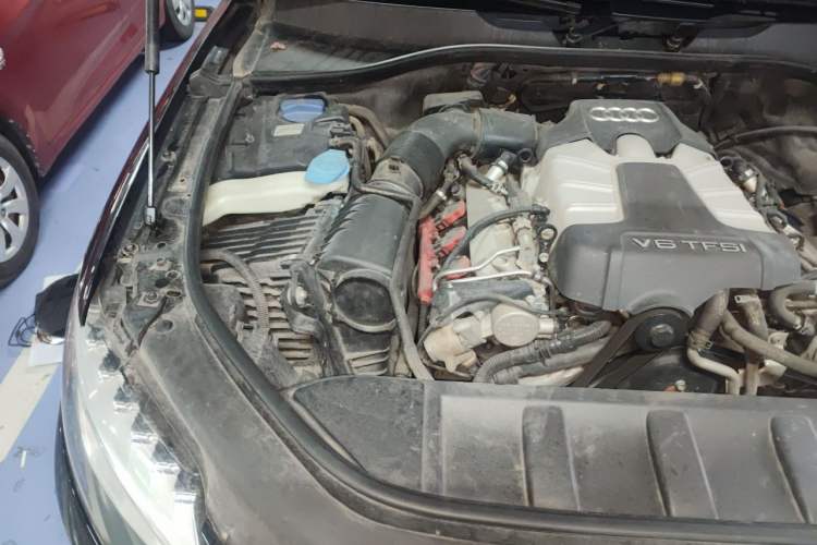 Used Audi Q7 2011 3.0 TFSI Ambition (200kW) Engine Bay Right