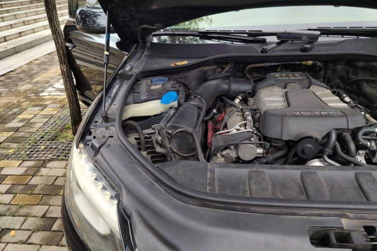 Used Audi Q7 2011 3.0 TFSI Technology Model (245kW) Engine Bay Right