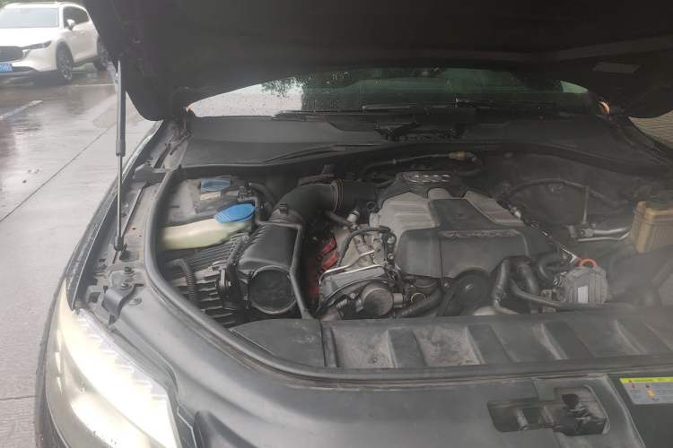 Used Audi Q7 2011 3.0 TFSI Comfort (200kW) Engine Bay Right