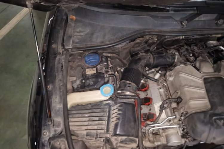 Used Audi Q7 2011 3.0 TFSI Technology (200kW) Engine Bay Right