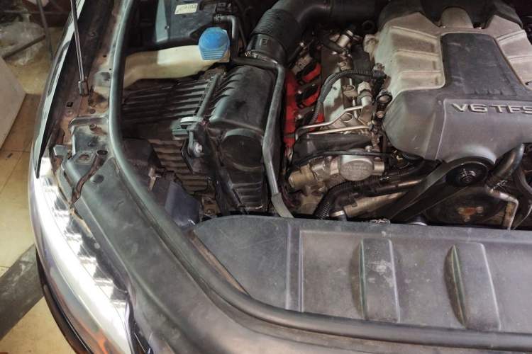 Used Audi Q7 2011 3.0 TFSI Technology (200kW) Engine Bay Right