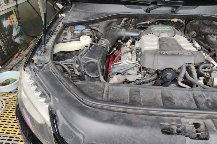 Used Audi Q7 2011 3.0 TFSI Comfort (200kW) Engine Bay Right