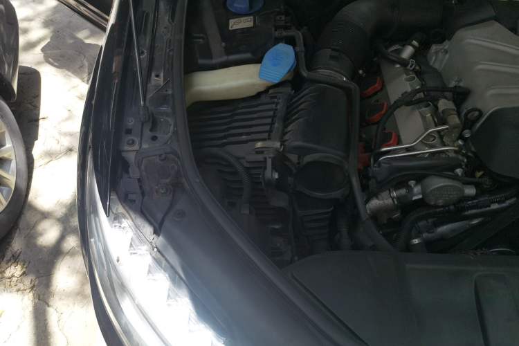 Used Audi Q7 2011 3.0 TFSI Ambition (200kW) Engine Bay Right