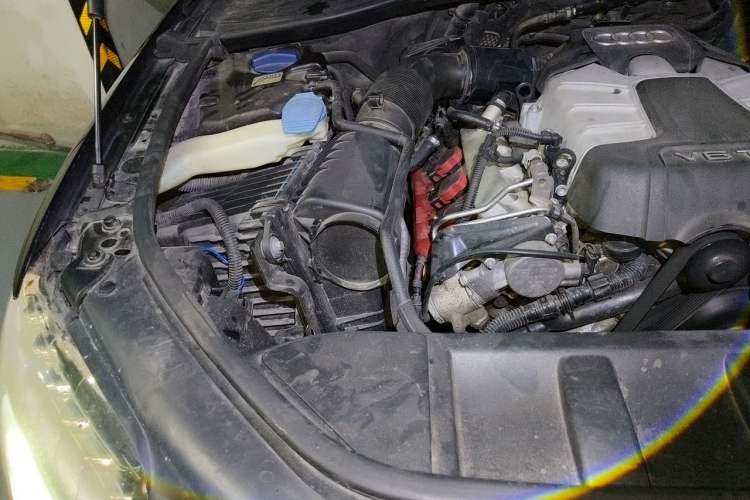 Used Audi Q7 2011 3.0 TFSI Comfort (200kW) Engine Bay Right
