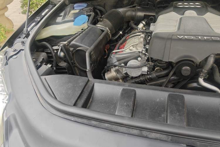 Used Audi Q7 2011 3.0 TFSI Technology (200kW) Engine Bay Right